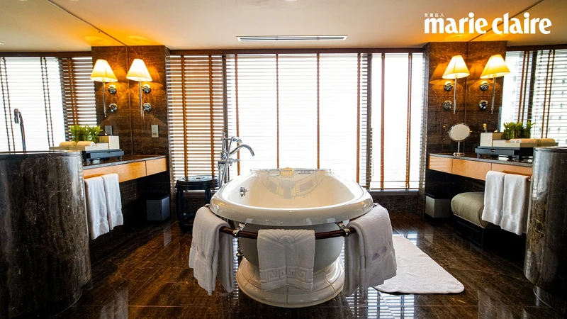 海景套房浴室空間,能邊泡澡邊眺望維港景色 海景套房浴室空間,能邊泡澡邊眺望維港景色