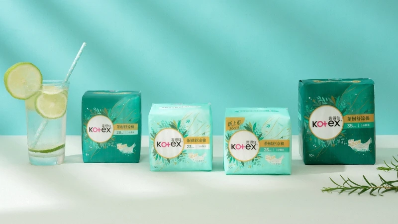 Kotex靠得住茶樹舒涼棉全新升級，首創冰絲表層，藉由會呼吸的透氣孔，快速導出悶熱濕氣，搭配天然茶樹精油微涼舒爽配方，涼感更持久。