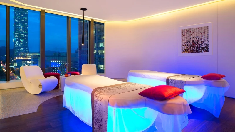 台北W飯店「AWAY®紓壓艙」房間以太空艙為設計靈感,利用純淨的白色調和圓型泡泡打造出遠離塵囂的舒活空間。 台北W飯店「AWAY®紓壓艙」房間以太空艙為設計靈感,利用純淨的白色調和圓型泡泡打造出遠離塵囂的舒活空間。