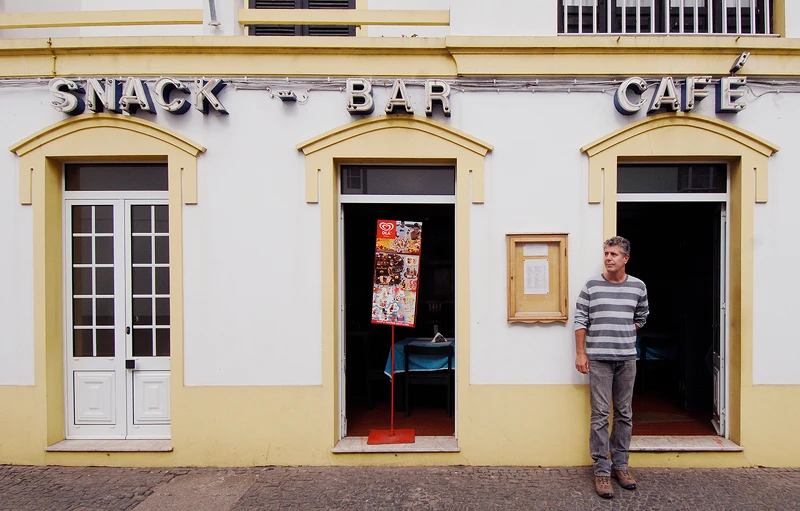 畢生訪問過近一百個國家的他,最終在法國錄製節目途中自殺生亡,留給粉絲無限的遺憾。 畢生訪問過近一百個國家的他,最終在法國錄製節目途中自殺生亡,留給粉絲無限的遺憾。