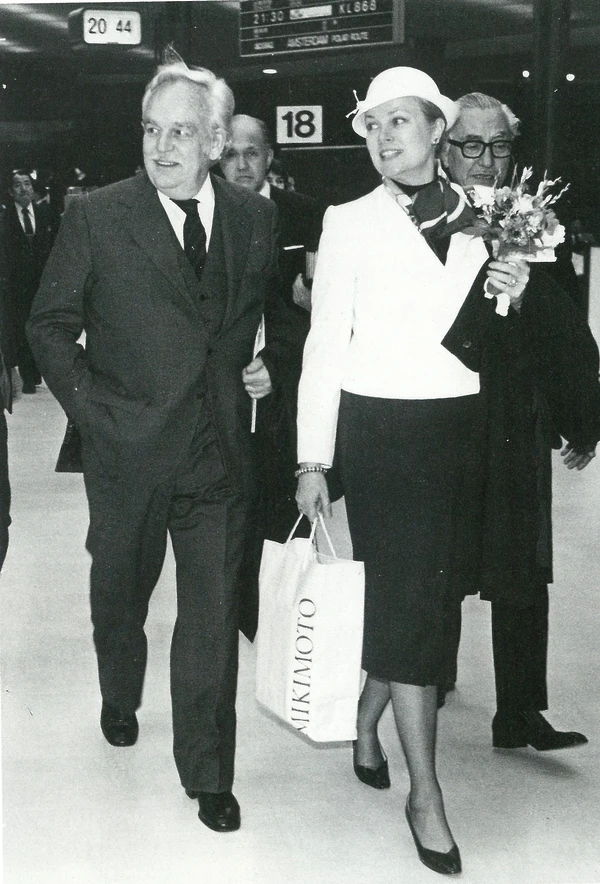 1981年，昭和56年時，葛麗絲凱莉在訪問日本行程結束歸國時，手持MIKIMOTO的袋子