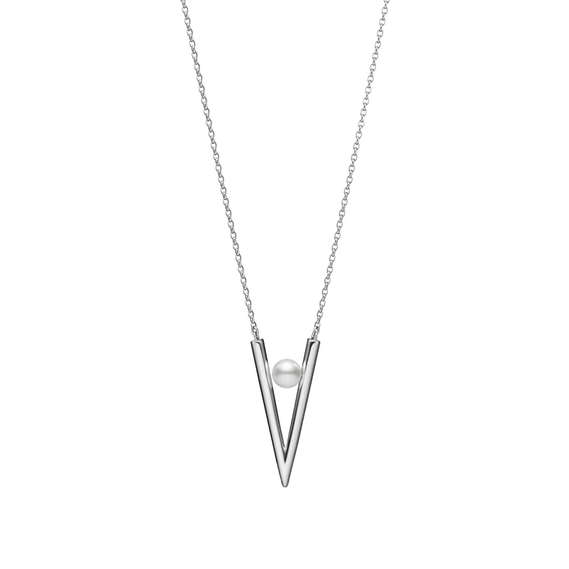 V Code系列純銀墜鍊，搭配日本Akoya珍珠約7.00mm，參考價格NT$ 21,000