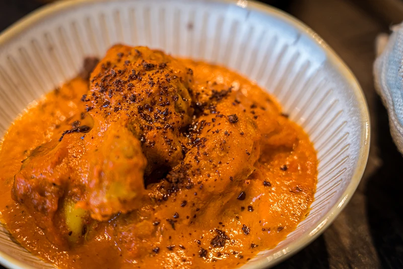 淺水灣店限定餐點「香料雞肉咖哩佐麵包」。