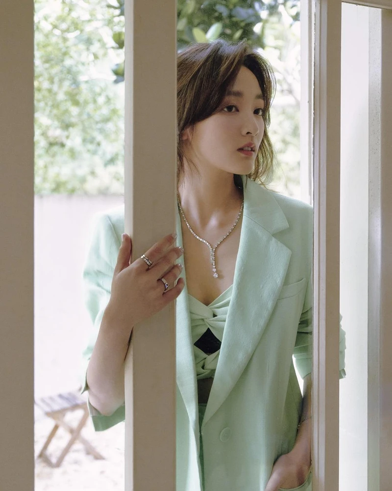 Bee My Love 18K白金項鏈,鑲嵌2顆 Taille Impératrice 皇后式切割鑽石,約重1.5克拉及0.5克拉,以及明亮式切割鑽石、Bee My Love 18K白金半鋪鑲明亮式切割鑽石戒指、Bee My Love 18K白金鑲嵌明亮式切割鑽石戒指、Bee My Love 18K白金戒指,all by Chaumet。 綠色扭結背心、西裝外套、亞麻短褲,all by Sandro。 Bee My Love 18K白金項鏈,鑲嵌2顆 Taille Impératrice 皇后式切割鑽石,約重1.5克拉及0.5克拉,以及明亮式切割鑽石、Bee My Love 18K白金半鋪鑲明亮式切割鑽石戒指、Bee My Love 18K白金鑲嵌明亮式切割鑽石戒指、Bee My Love 18K白金戒指,all by Chaumet。 綠色扭結背心、西裝外套、亞麻短褲,all by Sandro。