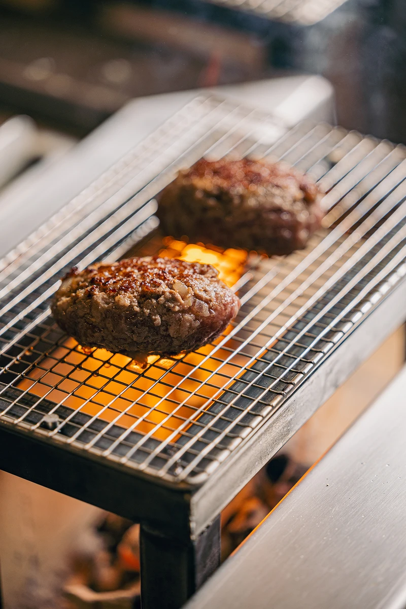 客人可利用專屬炭槽將漢堡排加熱至喜愛的熟度。 客人可利用專屬炭槽將漢堡排加熱至喜愛的熟度。