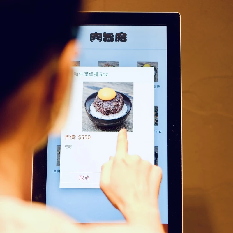 採點餐機台以自助方式選餐點。 採點餐機台以自助方式選餐點。