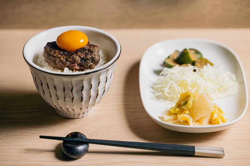 餐點皆附上主廚自製醃菜、高麗菜絲、例湯。 餐點皆附上主廚自製醃菜、高麗菜絲、例湯。