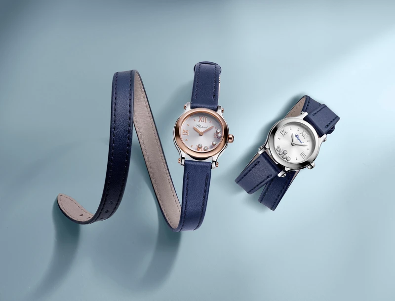 Happy Sport 精鋼玫瑰金腕錶與精鋼腕錶，直徑25毫米，採用Lucent Steel™精鋼與符合倫理道德標準的18K玫瑰金材質，搭載石英機芯，錶冠鑲嵌1顆藍寶石水晶，搭配午夜藍小牛皮雙圈錶帶，五顆滑動鑽石。