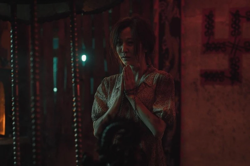 電影《化劫》曾莞婷飾演的王舒雅為救女兒亂拜廟遭遇危險,雷嘉汭飾演的姪女王羽凡努力救姑姑 電影《化劫》曾莞婷飾演的王舒雅為救女兒亂拜廟遭遇危險,雷嘉汭飾演的姪女王羽凡努力救姑姑