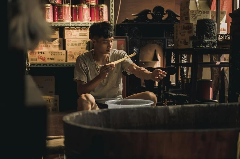 電影《化劫》黃冠智所飾演的阿呆擁有不凡天命,左手被賦予神力,由於難以控制鬼手,時常用符來保身 電影《化劫》黃冠智所飾演的阿呆擁有不凡天命,左手被賦予神力,由於難以控制鬼手,時常用符來保身