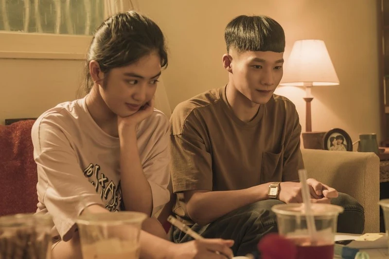 電影《化劫》黃冠智與雷嘉汭飾演的阿呆跟王羽凡有許多粉紅泡泡 電影《化劫》黃冠智與雷嘉汭飾演的阿呆跟王羽凡有許多粉紅泡泡