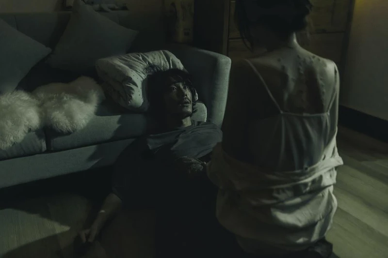 電影《化劫》曾莞婷跟黃騰浩飾演因愛女早夭陷入困境的夫妻檔,還有極具情緒轉折的床戲,美背顯露詭異的「卐」字疤痕 電影《化劫》曾莞婷跟黃騰浩飾演因愛女早夭陷入困境的夫妻檔,還有極具情緒轉折的床戲,美背顯露詭異的「卐」字疤痕