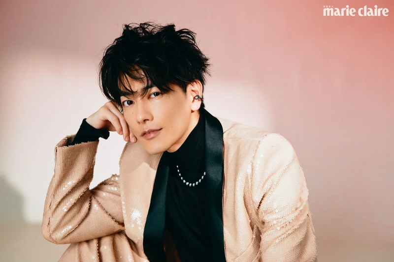 粉色亮片西裝、亮片西裝褲 both by Valentino;Passionoir系列黑珍珠串鍊、黑珍珠耳骨夾、白金與鉑金鑽石戒指 all by MIKIMOTO;黑色高領上衣,私人提供。 粉色亮片西裝、亮片西裝褲 both by Valentino;Passionoir系列黑珍珠串鍊、黑珍珠耳骨夾、白金與鉑金鑽石戒指 all by MIKIMOTO;黑色高領上衣,私人提供。