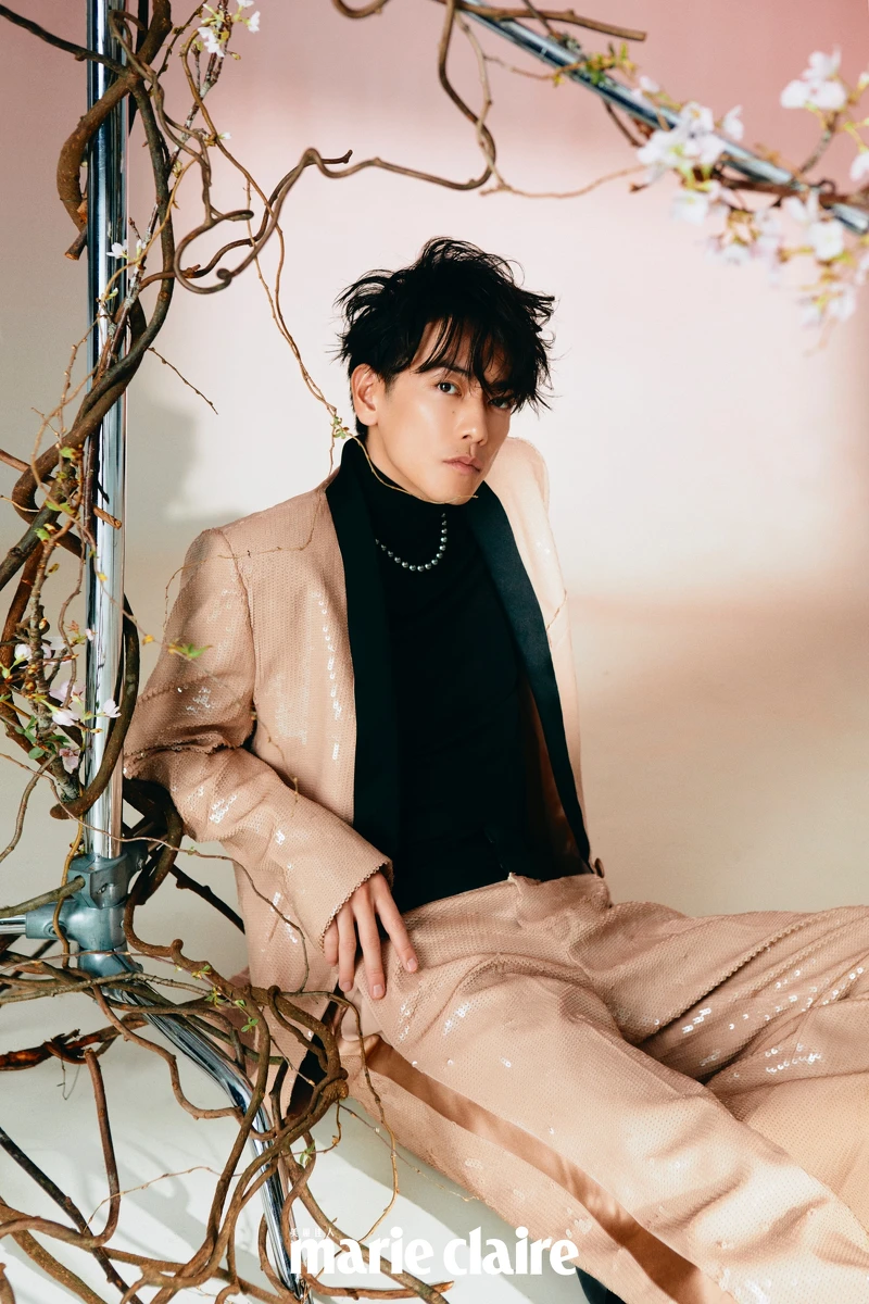 粉色亮片西裝、亮片西裝褲 both by Valentino;Passionoir系列黑珍珠串鍊、黑珍珠耳骨夾、白金與鉑金鑽石戒指 all by MIKIMOTO;黑色高領上衣與黑色短靴為私人提供。 粉色亮片西裝、亮片西裝褲 both by Valentino;Passionoir系列黑珍珠串鍊、黑珍珠耳骨夾、白金與鉑金鑽石戒指 all by MIKIMOTO;黑色高領上衣與黑色短靴為私人提供。