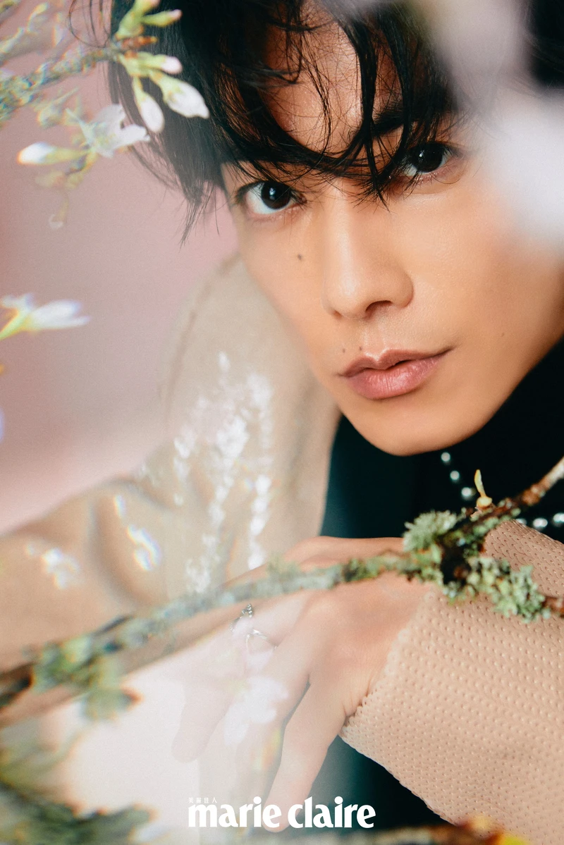 粉色亮片西裝、亮片西裝褲 both by Valentino;Passionoir系列黑珍珠串鍊、黑珍珠耳骨夾、白金與鉑金鑽石戒指 all by MIKIMOTO;黑色高領上衣,私人提供。 粉色亮片西裝、亮片西裝褲 both by Valentino;Passionoir系列黑珍珠串鍊、黑珍珠耳骨夾、白金與鉑金鑽石戒指 all by MIKIMOTO;黑色高領上衣,私人提供。