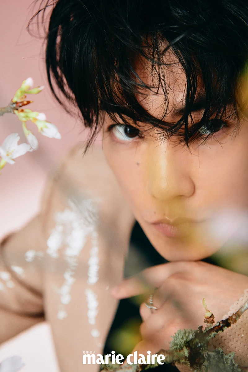 粉色亮片西裝、亮片西裝褲 both by Valentino;Passionoir系列黑珍珠串鍊、黑珍珠耳骨夾、白金與鉑金鑽石戒指 all by MIKIMOTO;黑色高領上衣,私人提供。 粉色亮片西裝、亮片西裝褲 both by Valentino;Passionoir系列黑珍珠串鍊、黑珍珠耳骨夾、白金與鉑金鑽石戒指 all by MIKIMOTO;黑色高領上衣,私人提供。