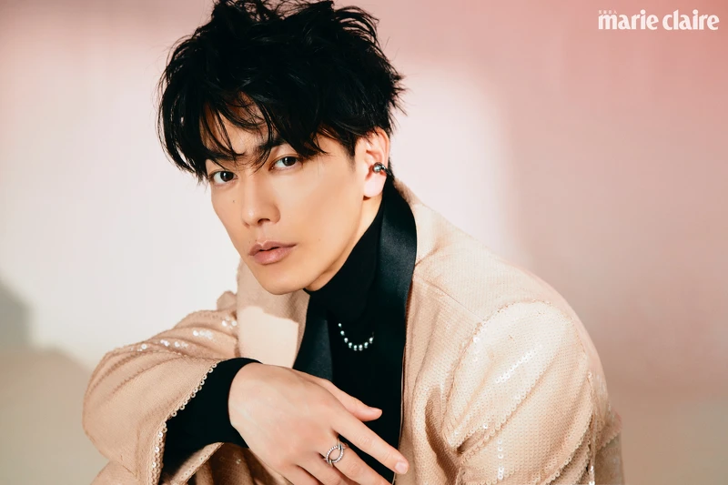 粉色亮片西裝、亮片西裝褲 both by Valentino;Passionoir系列黑珍珠串鍊、黑珍珠耳骨夾、白金與鉑金鑽石戒指 all by MIKIMOTO;黑色高領上衣,私人提供。 粉色亮片西裝、亮片西裝褲 both by Valentino;Passionoir系列黑珍珠串鍊、黑珍珠耳骨夾、白金與鉑金鑽石戒指 all by MIKIMOTO;黑色高領上衣,私人提供。