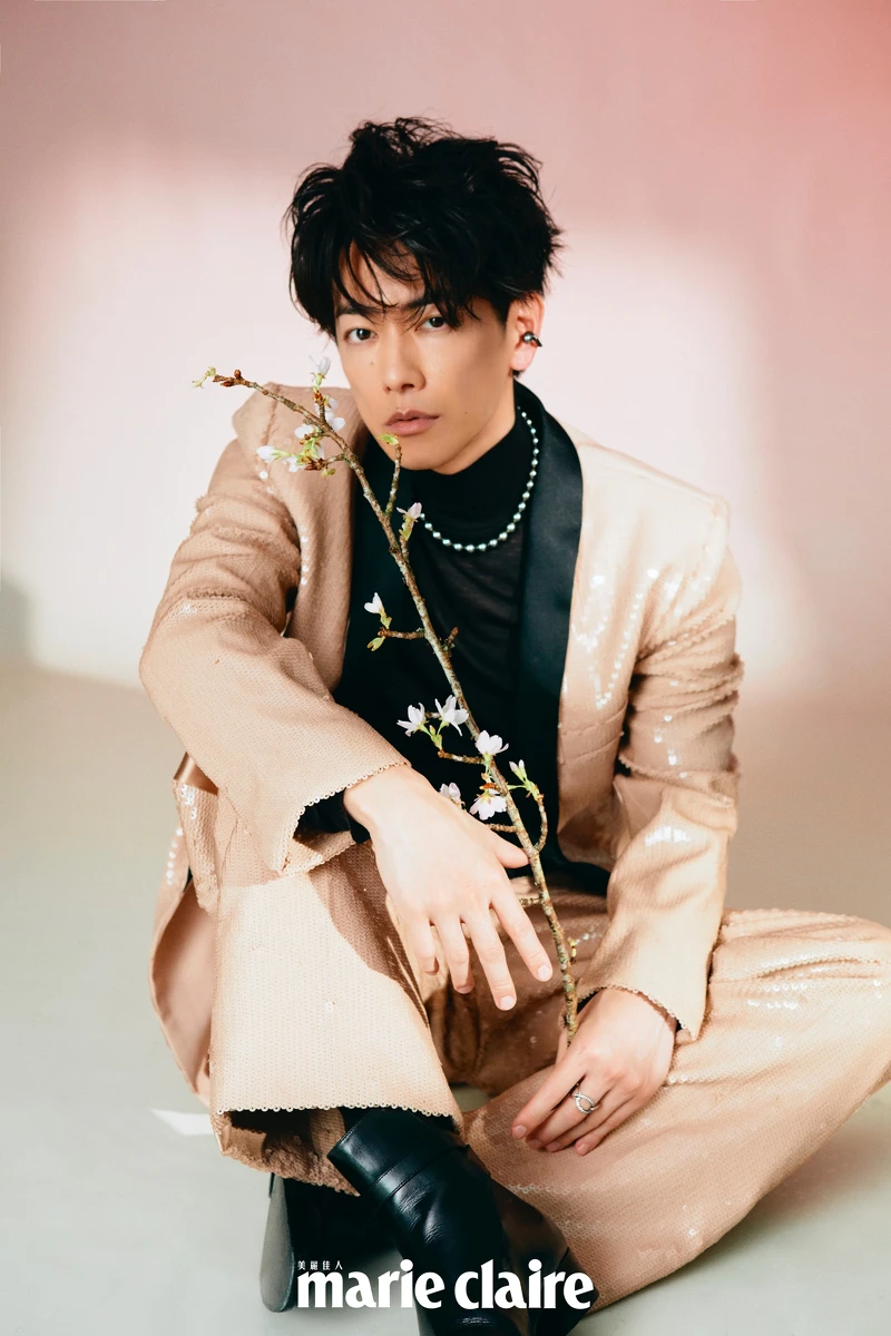 粉色亮片西裝、亮片西裝褲 both by Valentino;Passionoir系列黑珍珠串鍊、黑珍珠耳骨夾、白金與鉑金鑽石戒指 all by MIKIMOTO;黑色高領上衣與黑色短靴為私人提供。 粉色亮片西裝、亮片西裝褲 both by Valentino;Passionoir系列黑珍珠串鍊、黑珍珠耳骨夾、白金與鉑金鑽石戒指 all by MIKIMOTO;黑色高領上衣與黑色短靴為私人提供。