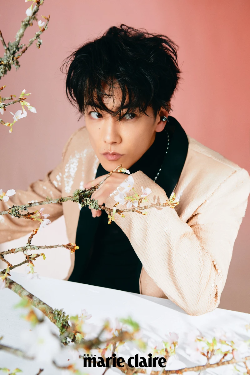 粉色亮片西裝、亮片西裝褲 both by Valentino;Passionoir系列黑珍珠串鍊、黑珍珠耳骨夾、白金與鉑金鑽石戒指 all by MIKIMOTO;黑色高領上衣,私人提供。 粉色亮片西裝、亮片西裝褲 both by Valentino;Passionoir系列黑珍珠串鍊、黑珍珠耳骨夾、白金與鉑金鑽石戒指 all by MIKIMOTO;黑色高領上衣,私人提供。