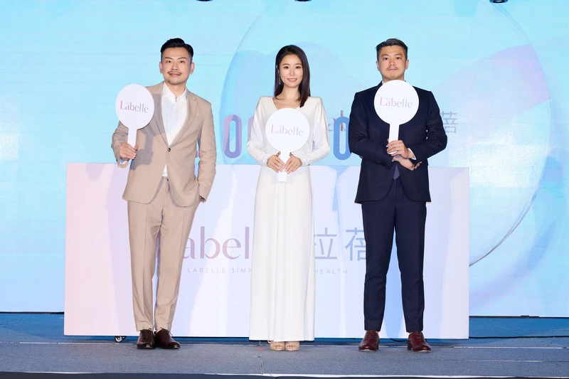 Labelle拉蓓創辦人Shawn(右)與品牌代言人百萬網紅77老大(左)、林心如(中)一同歡慶纖妍玫瑰綠茶罐裝茶在台銷售超出2000萬瓶佳績。 Labelle拉蓓創辦人Shawn(右)與品牌代言人百萬網紅77老大(左)、林心如(中)一同歡慶纖妍玫瑰綠茶罐裝茶在台銷售超出2000萬瓶佳績。