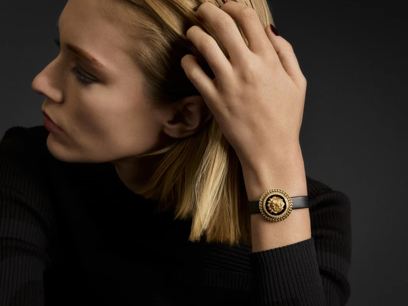 Mademoiselle Prive 獅子鈕扣腕錶 穿戴圖