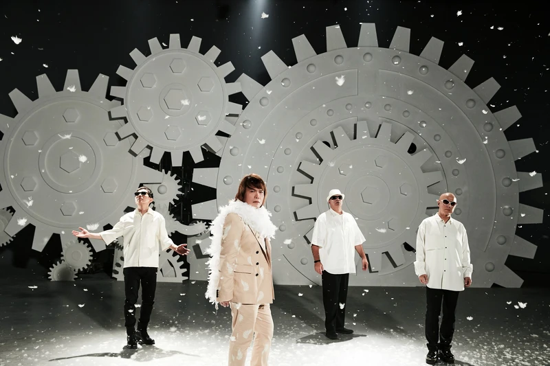 伍佰〈純白的起點〉MV中巨大的齒輪表現人生