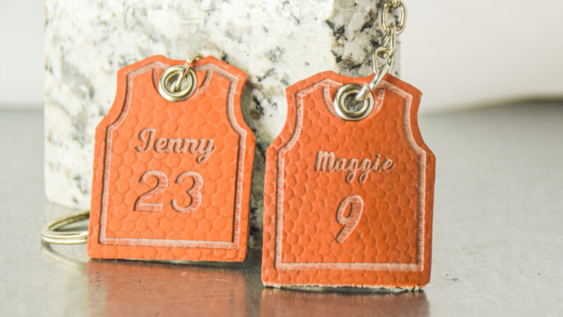 品牌二次運球將廢棄球類皮革客製成獎牌、識別證套,賦予物件二次生命。 品牌二次運球將廢棄球類皮革客製成獎牌、識別證套,賦予物件二次生命。