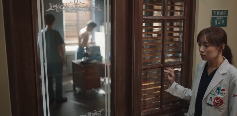 《浪漫醫生金師傅3》車恩彩(右)聽到裴文正(左)和金師傅(中)說徐宇鎮的傷勢，臉色鐵青