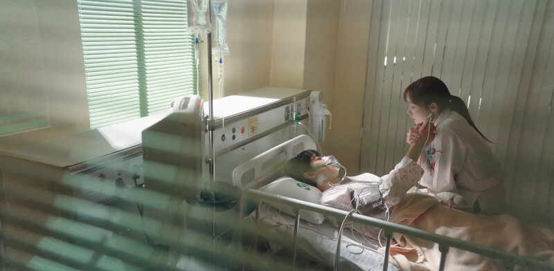 《浪漫醫生金師傅3》徐宇鎮(左)告訴車恩彩(右)他奮不顧身去救的人是老師，就像金師傅對他們來說非常重要，所以必須保護他活下去