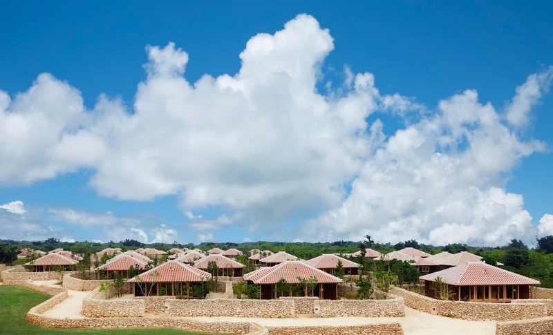 竹富島為沖繩南方八重山群島之一,距離石垣島搭船約10分鐘距離。 竹富島為沖繩南方八重山群島之一,距離石垣島搭船約10分鐘距離。