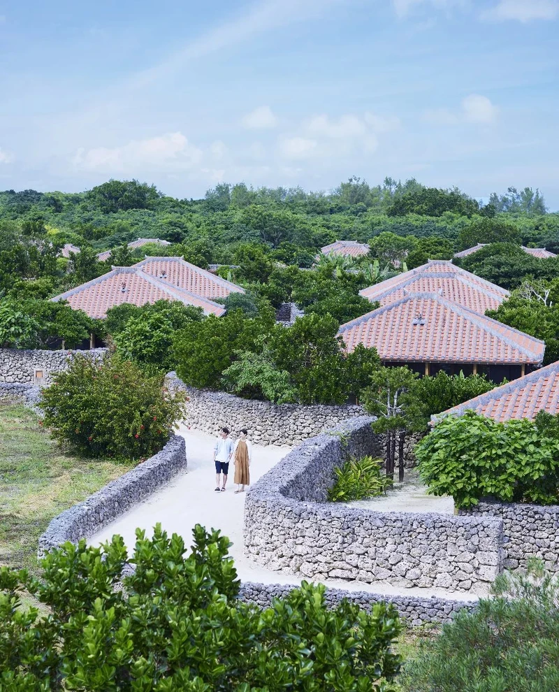 「虹夕諾雅 竹富島」(星のや 竹富島)於2011年6月落成,以竹富島民家傳統建築為特色。 「虹夕諾雅 竹富島」(星のや 竹富島)於2011年6月落成,以竹富島民家傳統建築為特色。