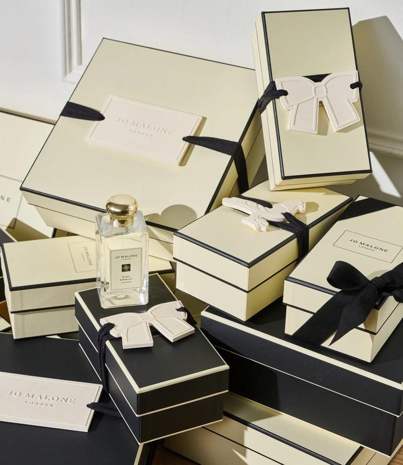 客製化選擇的陶瓷香氛片，不僅打造為專屬包裝，還可以噴上香水成為衣櫃香氛片，貼心至極