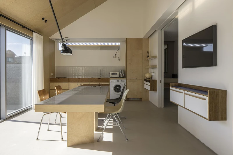 室內以簡潔的線條與顏色構成。（Photo by Giung Hong ，@kiwoong_hong）