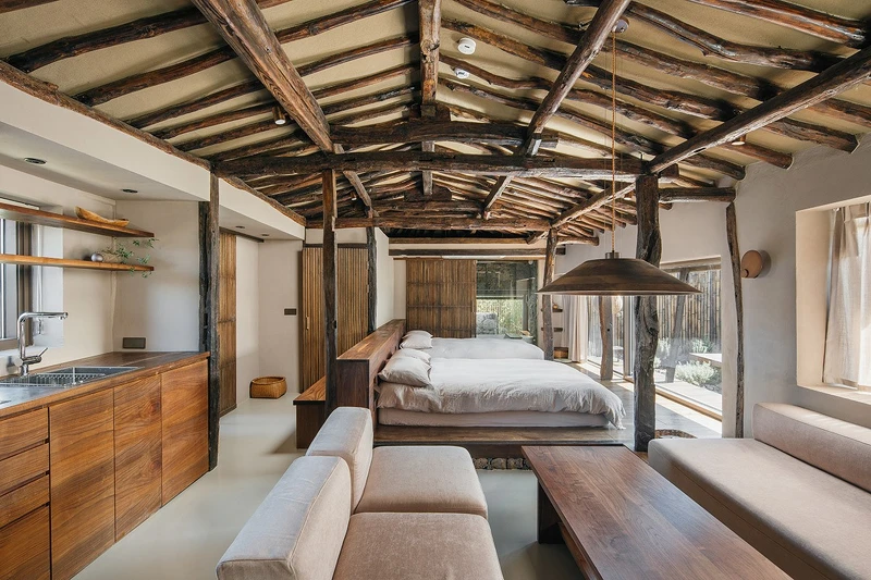 小屋是由客廳、廚房、臥室和浴室組成的開放空間。(Photo by Lee Byung-geun)