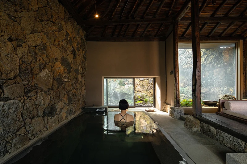 可以安靜地躺進煙霧繚繞的水裡緩解疲勞。（Photo by Lee Byung-geun）