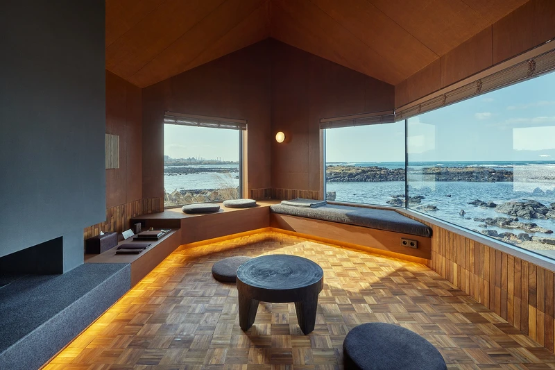 室內有挑高的木質的山型屋頂。（Photo by Noh Kyung ，@rohspace）