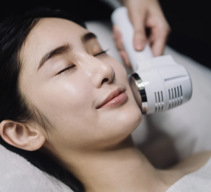 YSL摩洛哥奢華紓壓護膚饗宴,模特兒體驗情境圖。 YSL摩洛哥奢華紓壓護膚饗宴,模特兒體驗情境圖。