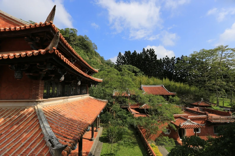 「The One 南園人文客棧」位在新竹山林之間,佔地27公頃且三面環山。 「The One 南園人文客棧」位在新竹山林之間,佔地27公頃且三面環山。