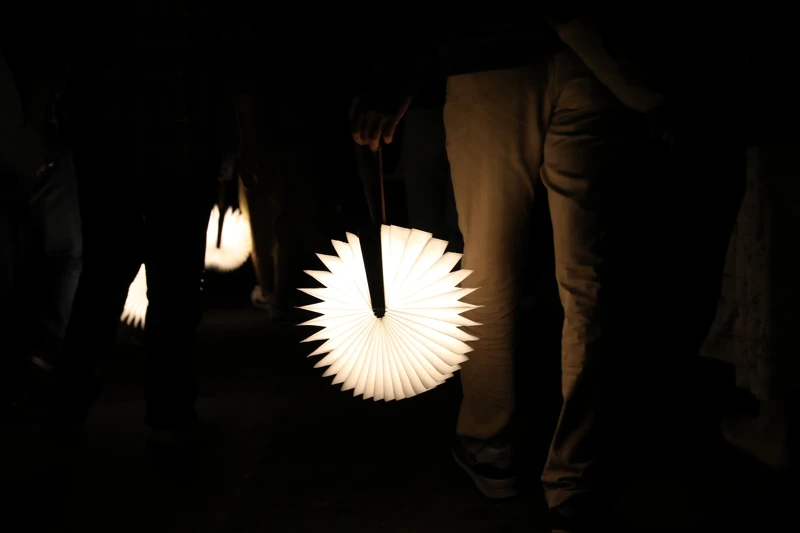 可提夜燈在The One南園漫步。 可提夜燈在The One南園漫步。