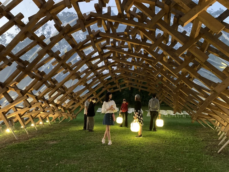 2015年日本知名建築師隈研吾以弱建築風格於南園打造地景建築「風檐」。 2015年日本知名建築師隈研吾以弱建築風格於南園打造地景建築「風檐」。