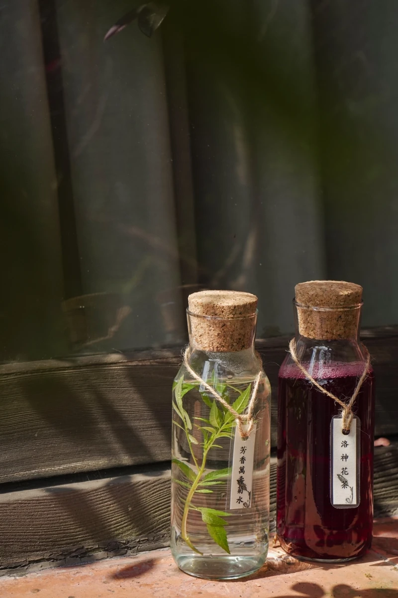 客房中也在冰箱準備了冰涼「洛神花茶」與「萬壽菊水」。 客房中也在冰箱準備了冰涼「洛神花茶」與「萬壽菊水」。