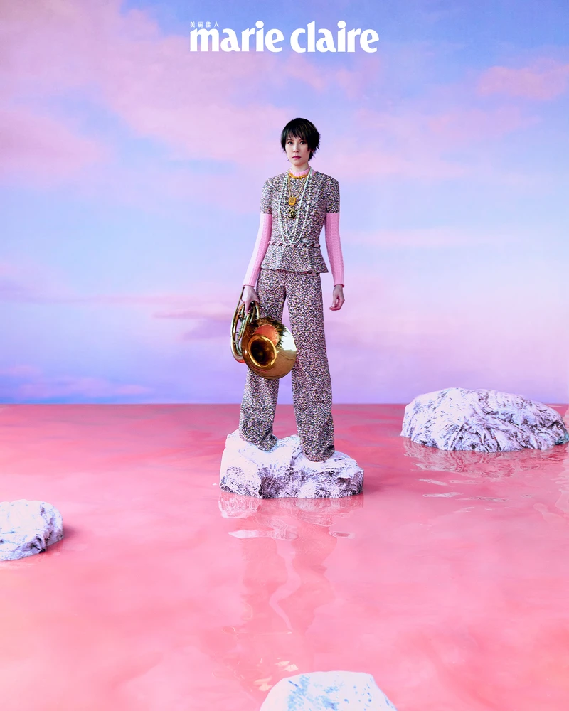 粉色碎花上衣、粉色針織毛衣、粉色碎花長褲、鑽飾頸鏈、金色吊墜項鍊、金色 Logo項鍊、雙圈串珠長鏈、串珠長鏈，all by CHANEL。香奈兒山茶花基底護甲油 。香奈兒四色眼影 #268 純真 。香奈兒防水斜角眉筆 #808 淺褐 。香奈兒防水斜角眉筆 #816 楓糖棕 。香奈兒潤色遮瑕筆 B10 。