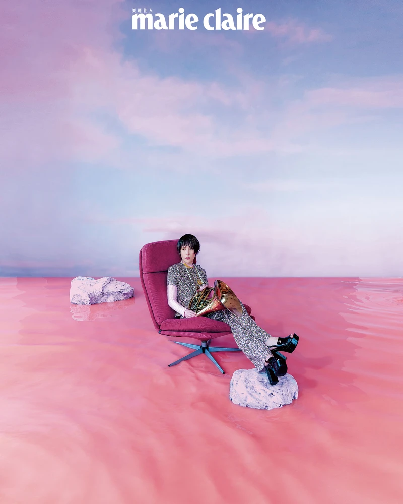 粉色碎花上衣、粉色針織毛衣、粉色碎花長褲、Logo 頸鏈、金色吊墜項鍊、金色 Logo項鍊、吊墜金色長鍊、雙圈串珠長鏈、串珠長鏈、黑色厚底涼鞋，all by CHANEL。