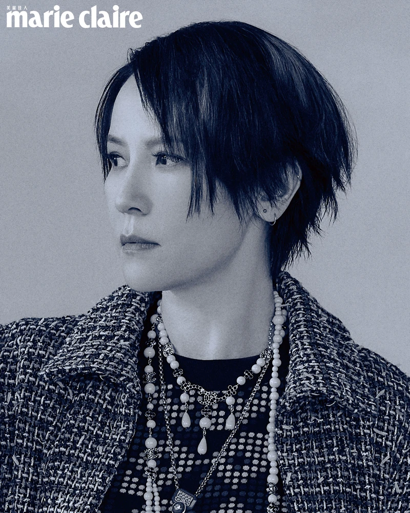 斜紋軟呢長版外套、幾何印花針織上衣、金色吊墜項鍊、水藍色串珠短鍊、水藍色雙圈串珠長鍊，all by CHANEL。