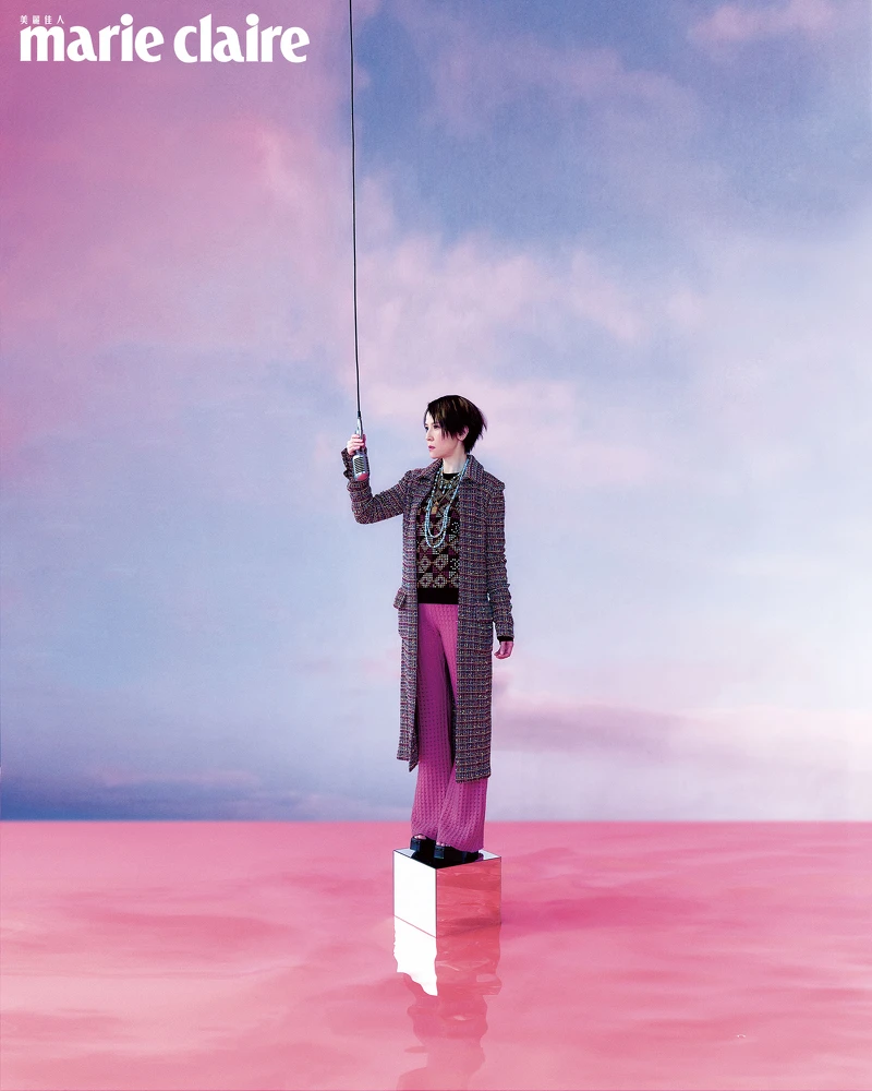 斜紋軟呢長版外套、幾何印花針織上衣、桃紅色針織長褲、酒紅色厚底涼鞋、金色吊墜項鍊、水藍色串珠短鍊、水藍色雙圈串珠長鍊，all by CHANEL。