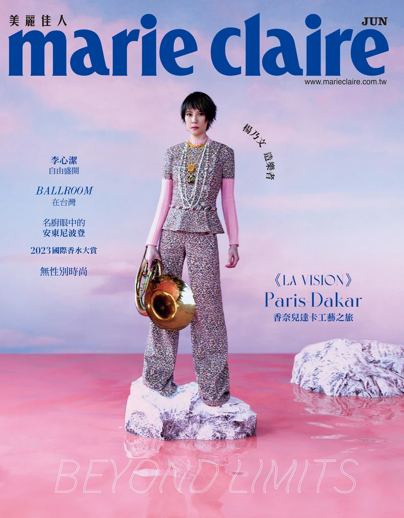 粉色碎花上衣、粉色針織毛衣、粉色碎花長褲、鑽飾頸鏈、金色吊墜項鍊、金色 Logo項鍊、雙圈串珠長鏈、串珠長鏈，all by CHANEL。香奈兒山茶花基底護甲油 。香奈兒四色眼影 #268 純真 。香奈兒防水斜角眉筆 #808 淺褐 。香奈兒防水斜角眉筆 #816 楓糖棕 。香奈兒潤色遮瑕筆 B10 。