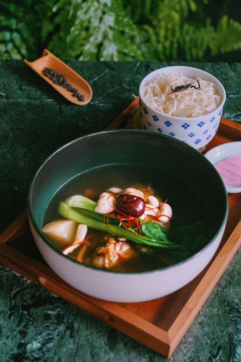 茶香鮮菇燉雞湯麵線。 茶香鮮菇燉雞湯麵線。