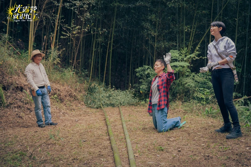 《光露營就很忙了》謝瓊煖、江宜蓉上山砍竹子累到下跪。 《光露營就很忙了》謝瓊煖、江宜蓉上山砍竹子累到下跪。