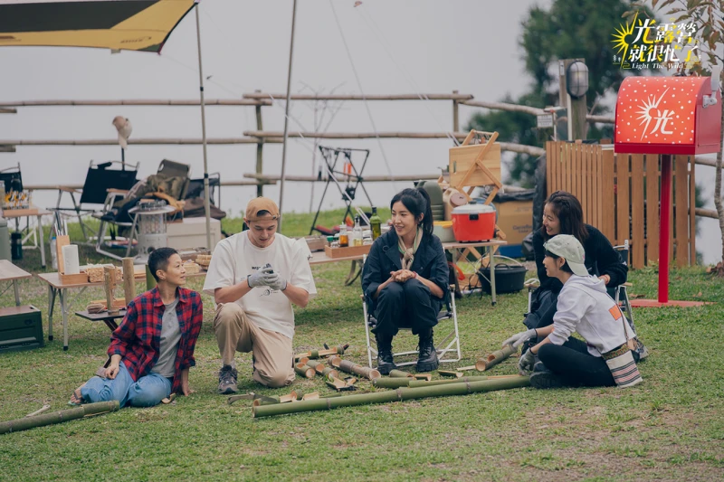 《光露營就很忙了》謝瓊煖、張軒睿、楊謹華、林心如、江宜蓉鋸竹子。 《光露營就很忙了》謝瓊煖、張軒睿、楊謹華、林心如、江宜蓉鋸竹子。