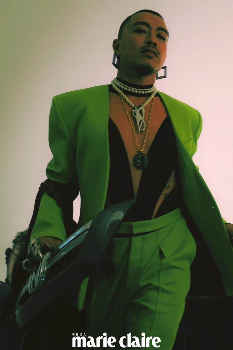 （B!G）珍珠項鍊造型銀飾項鍊 by zeit；Lucent 紫色大圈耳環、Millenia 祖母綠鏈墜，all by Swarovski；紫色蛋糕剪接長斗蓬 by UUIN；綠色西裝、綠色西裝褲、剪裁連體衣 ，all by Mugler H&M。